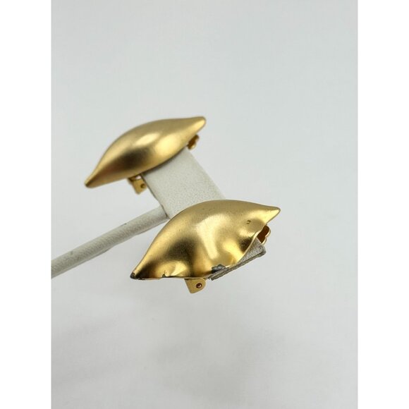 Vintage gold tone shell clip on earrings - Picture 3 of 4